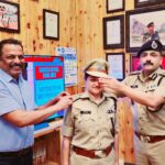 IPS बने दो पुलिस अधिकारियों को DGP ने पहनाएं बैच