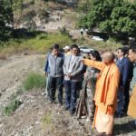 पैतृक गांव पहुंचे सीएम योगी, गांव की पगडंडियों से गुजर कर पुरानी यादें की ताजा, देखें वीडियो