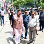 जन शिकायत की पड़ताल करने मौके पर पहुंचे सीएम, अधिकारियों को दिखाया आईना